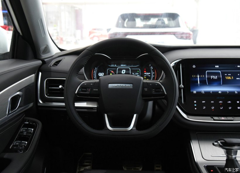 内饰风格也主打黑色为主,细节之处都镀铬或者金属色点缀,没啥特色,屏