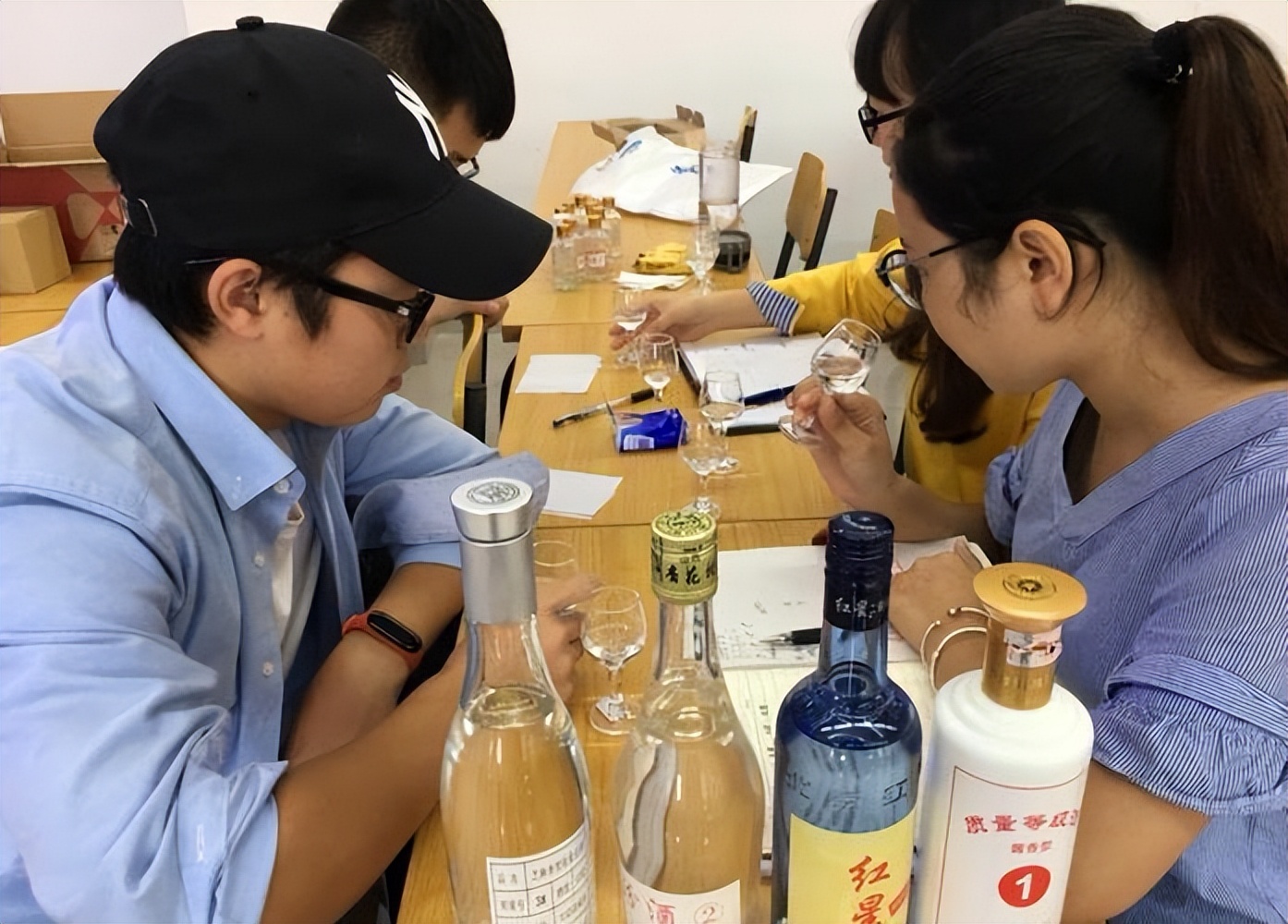 这种专业课堂真羡慕了!老师上课带着学生一起喝酒,喝不完不让走