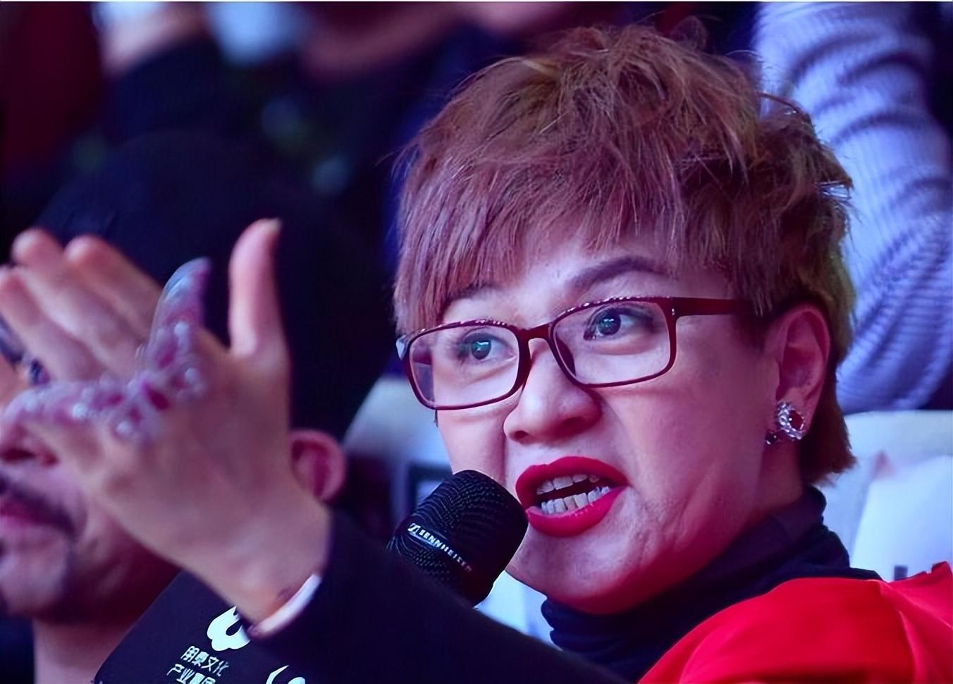 51岁柯以敏如今现状咋样?为傲慢付出代价,网友宁愿花钱也要骂她