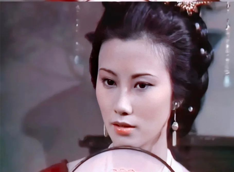 被汪明荃的古典扮相给美到了!妥妥的古装才女,温婉动人心