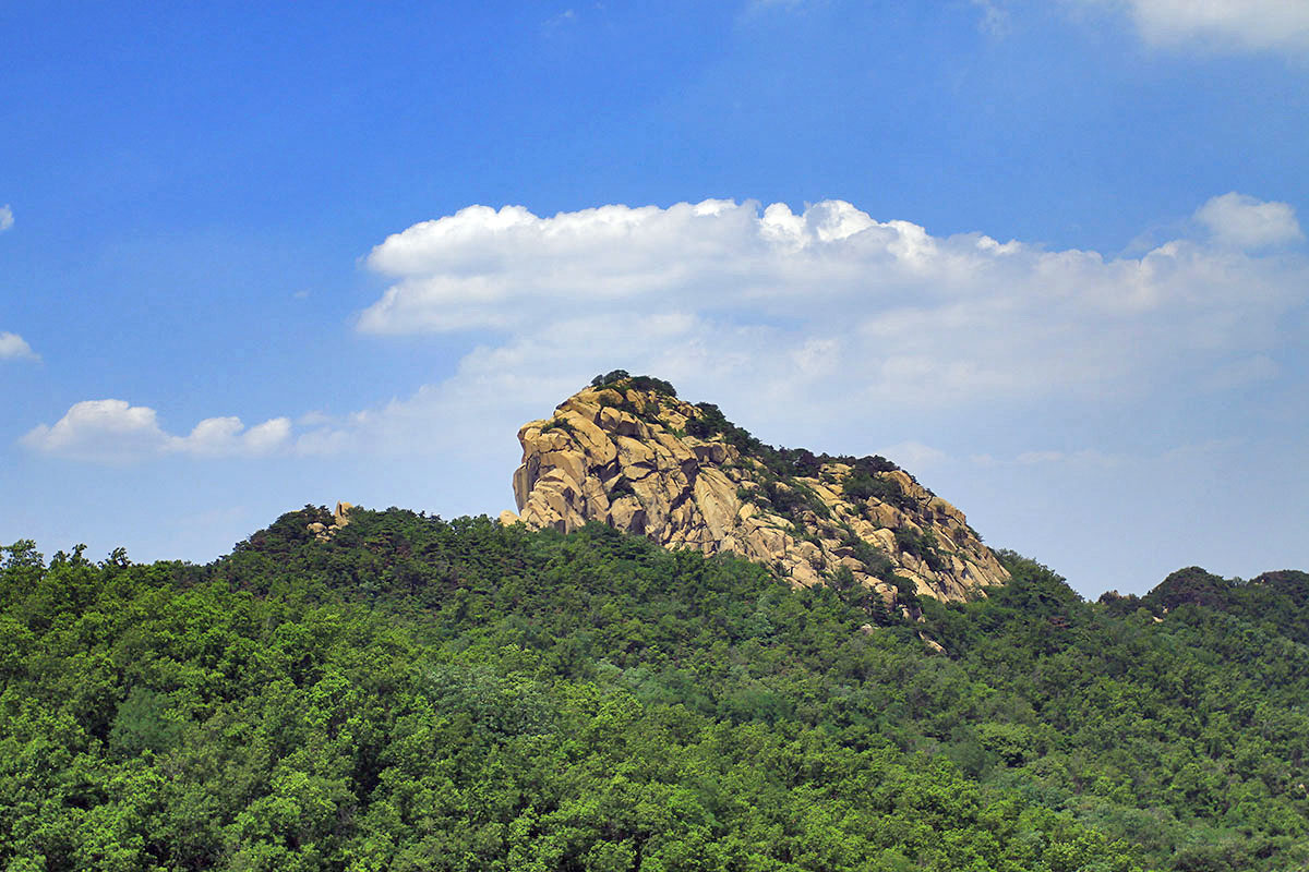 山东一座有"东泰山"之称的山,山势之峻拔不亚于泰山
