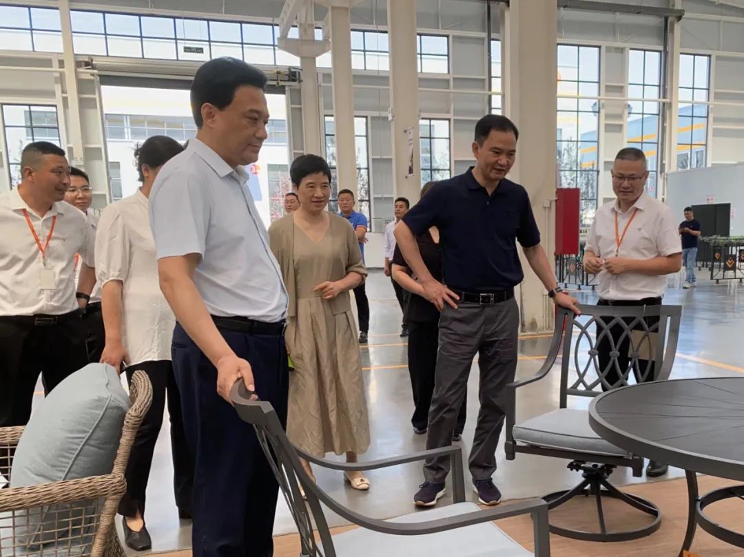 浙江永强集团董事长谢建勇一行到西平参观考察经济社会发展
