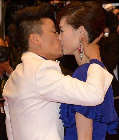 马蓉和王宝强离婚后首次同框!37岁马蓉新染一头金发像大学生