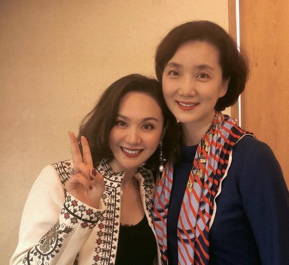 程莉莎美的不像样!穿灰色毛衣轻巧扮出贵妇气息,气质太好了!