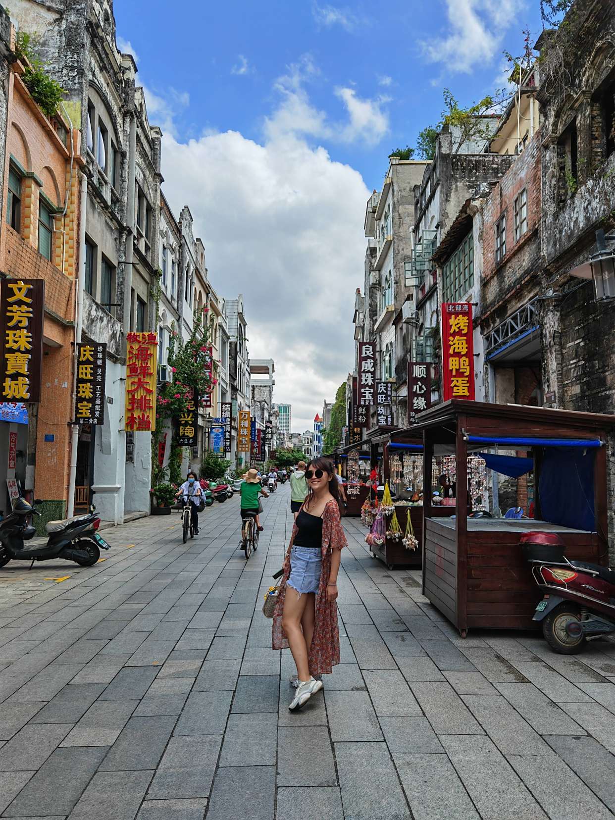 北海老街:中西合璧一条街,老北海经济文化中心,游客络绎不绝!