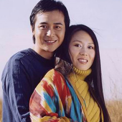 59岁吴琼为婆婆庆生,小15岁的老公同框,其乐融融的一家子