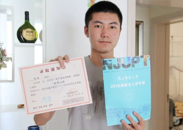 "最难看"录取通知书,充满敷衍毫无仪式感,甚至要学生自行打印