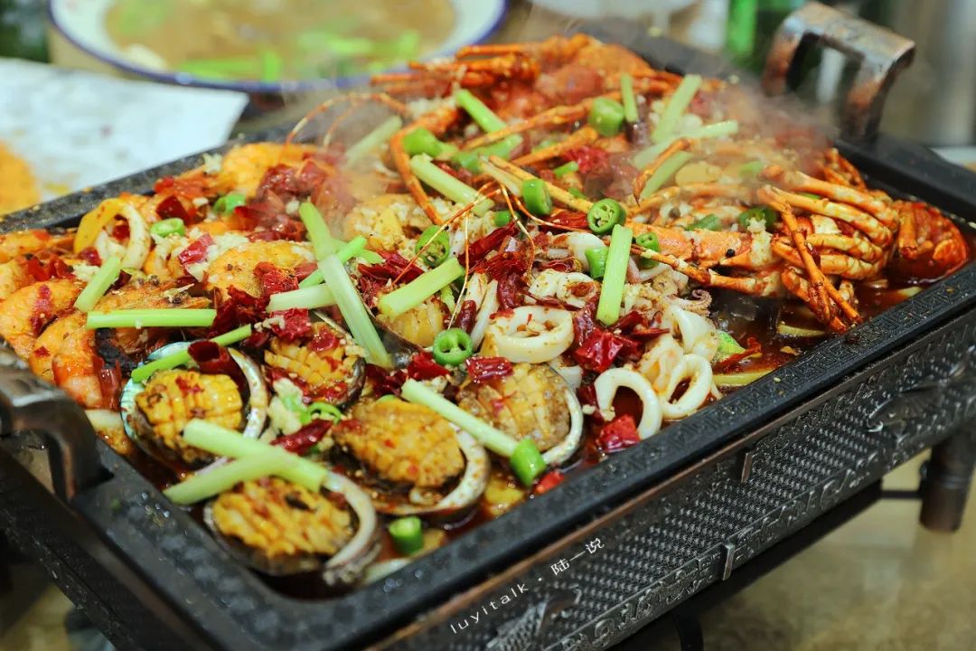 昨晚,人家在跨年,我来华侨大学西街吃海鲜烧烤大排档,大油边赞