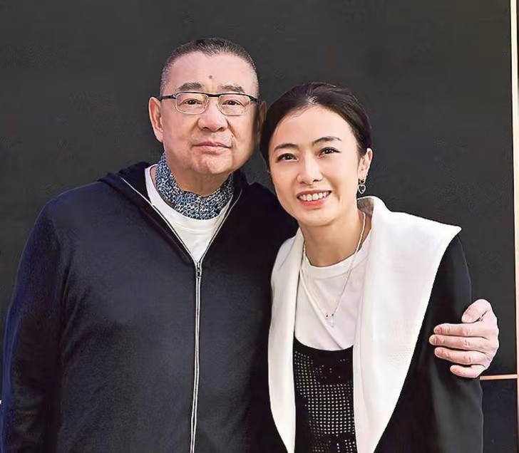 虞书欣旅行照,刘銮雄老婆女儿惊喜出镜,网友直呼人脉好强大