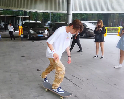 王一博的"aj板鞋"火了,看到他上脚效果,网友:潮男必备!