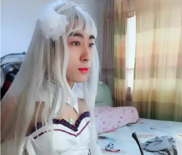 61岁大爷男扮女装30年,攒下百万身家后,妻女痛斥"丢尽老脸"