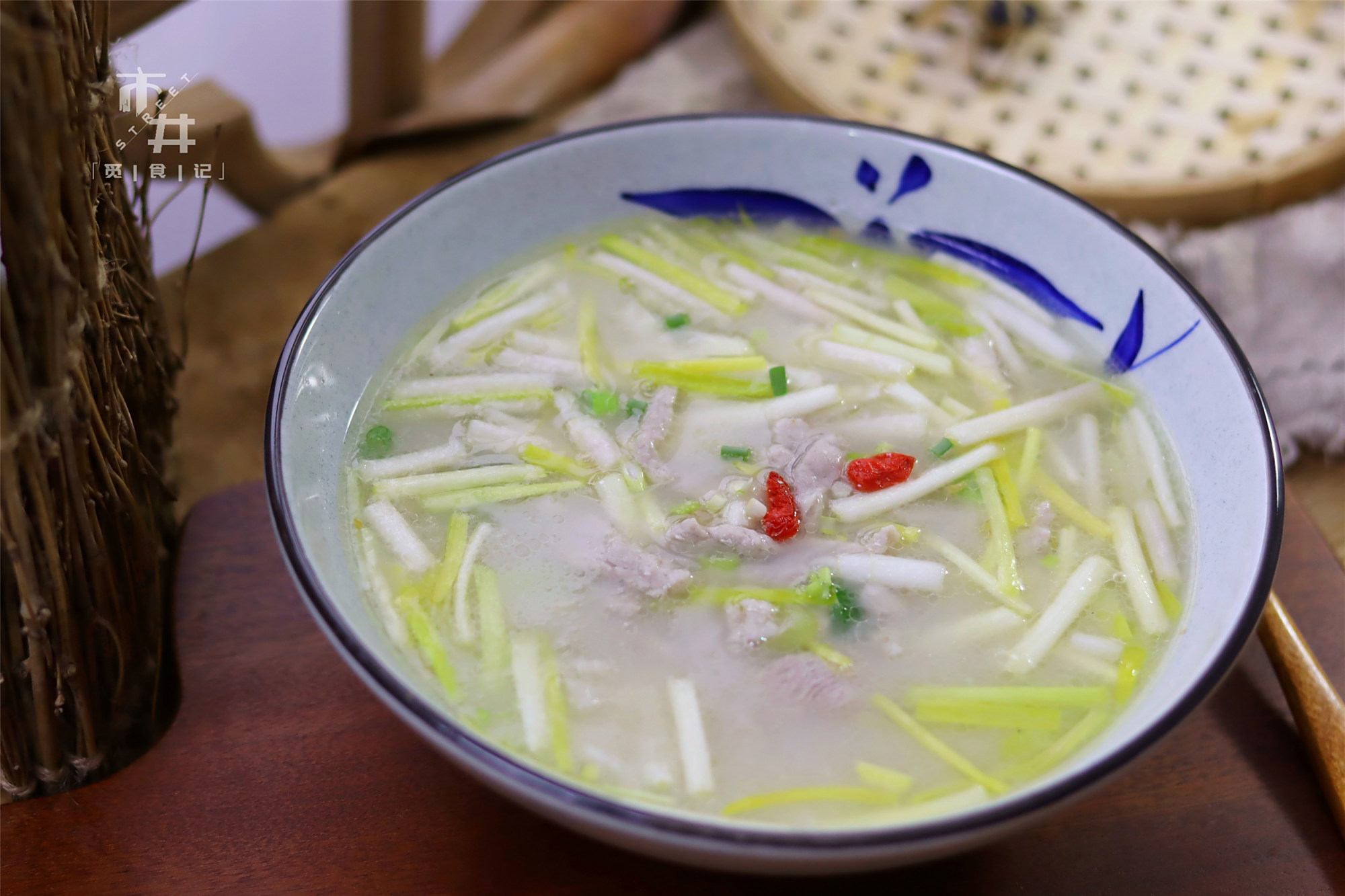 4,将黄瓜倒入料汁中搅拌均匀,找一个干净的,无油无水的容器,将黄瓜和