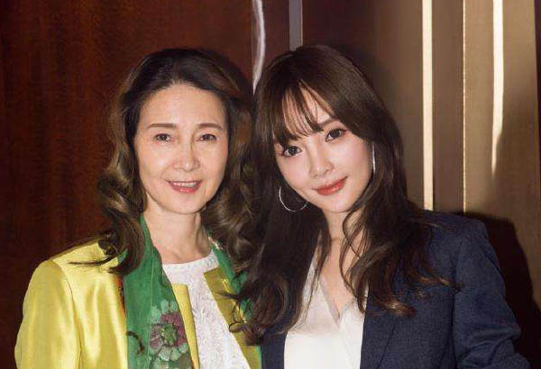 李小璐身穿吊带对着镜头自嗨,网友:小璐是守妇道的好女人我粉她