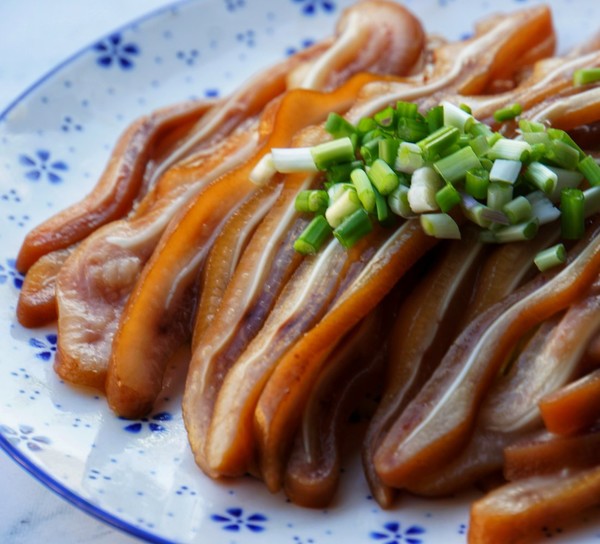 「美食菜谱」香卤猪耳朵:家常版快手菜,脆嫩可口,不错的下酒菜!