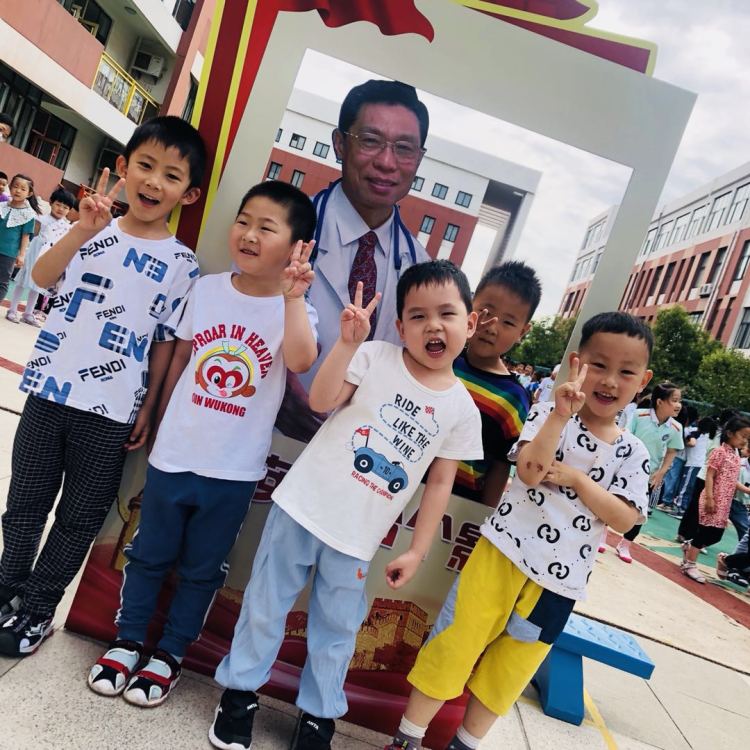 △幼儿园孩子和英雄图板合影.