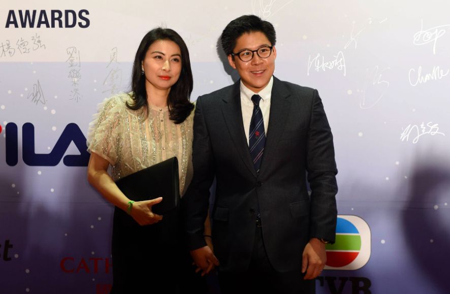 现象背后的思辨:郭晶晶音乐会合影引发的审美争议