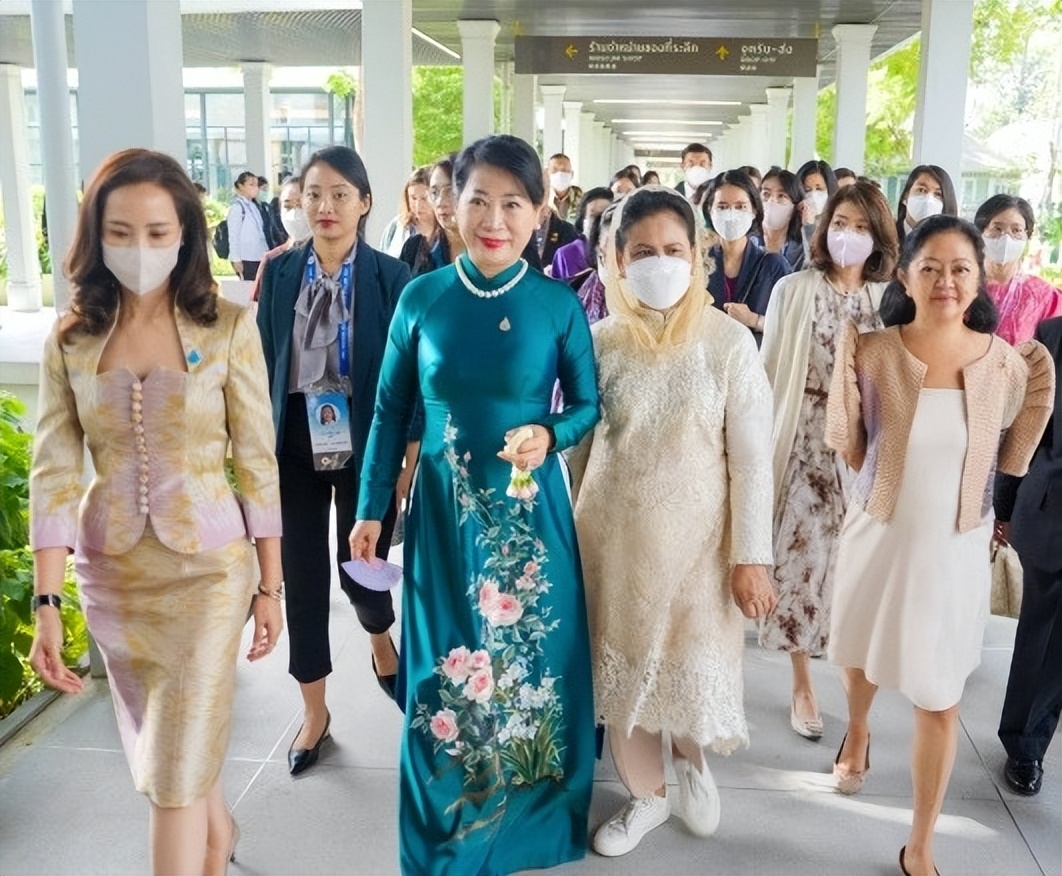 越南前第一夫人:天生一张旺夫脸,被宠爱31年,穿奥黛富贵大气