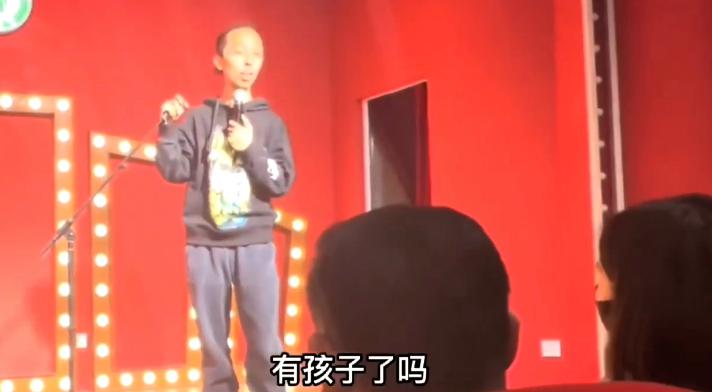 演出过程中被打?脱口秀演员张德帅:只是个自娱自乐的段子