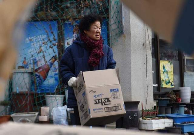 韩国老人的悲歌:含饴弄孙只是梦,那些工作到死的退休晚年