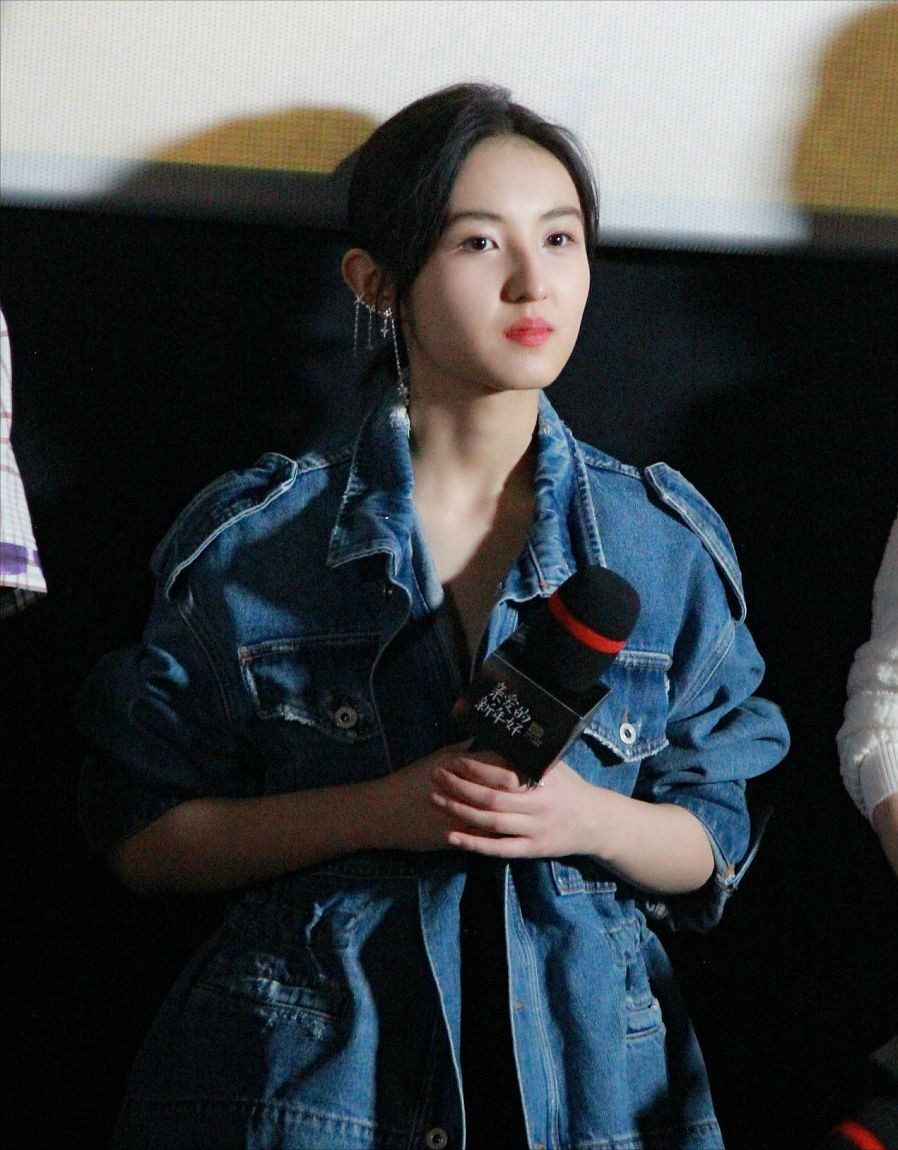 张子枫吴磊同框挺甜,"妹妹"长开了真好看,两人黑色穿搭很般配