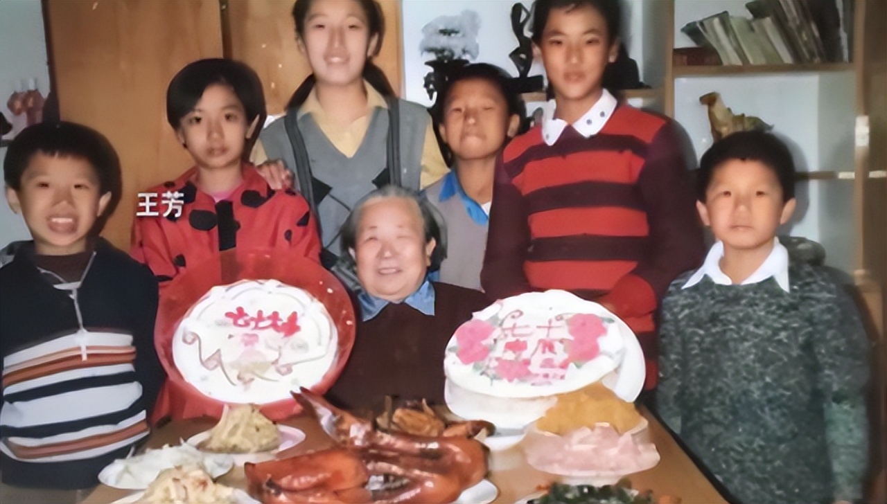 主持王芳為男搭檔四處求人,卻嫁大15歲教授,今丈夫隱身獨自賣貨