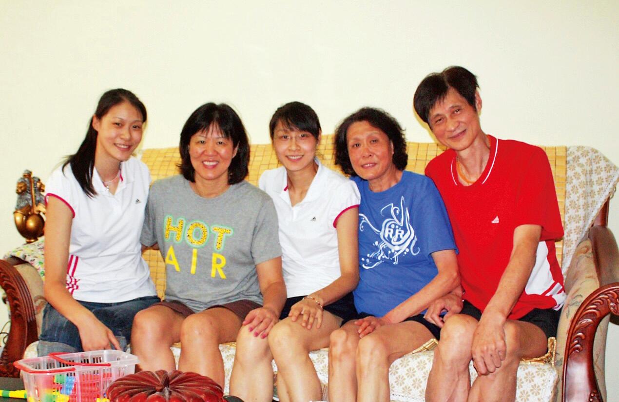 2009年夏,郎导与赵蕊蕊及赵蕊蕊家人的合影(译林出版社供图)