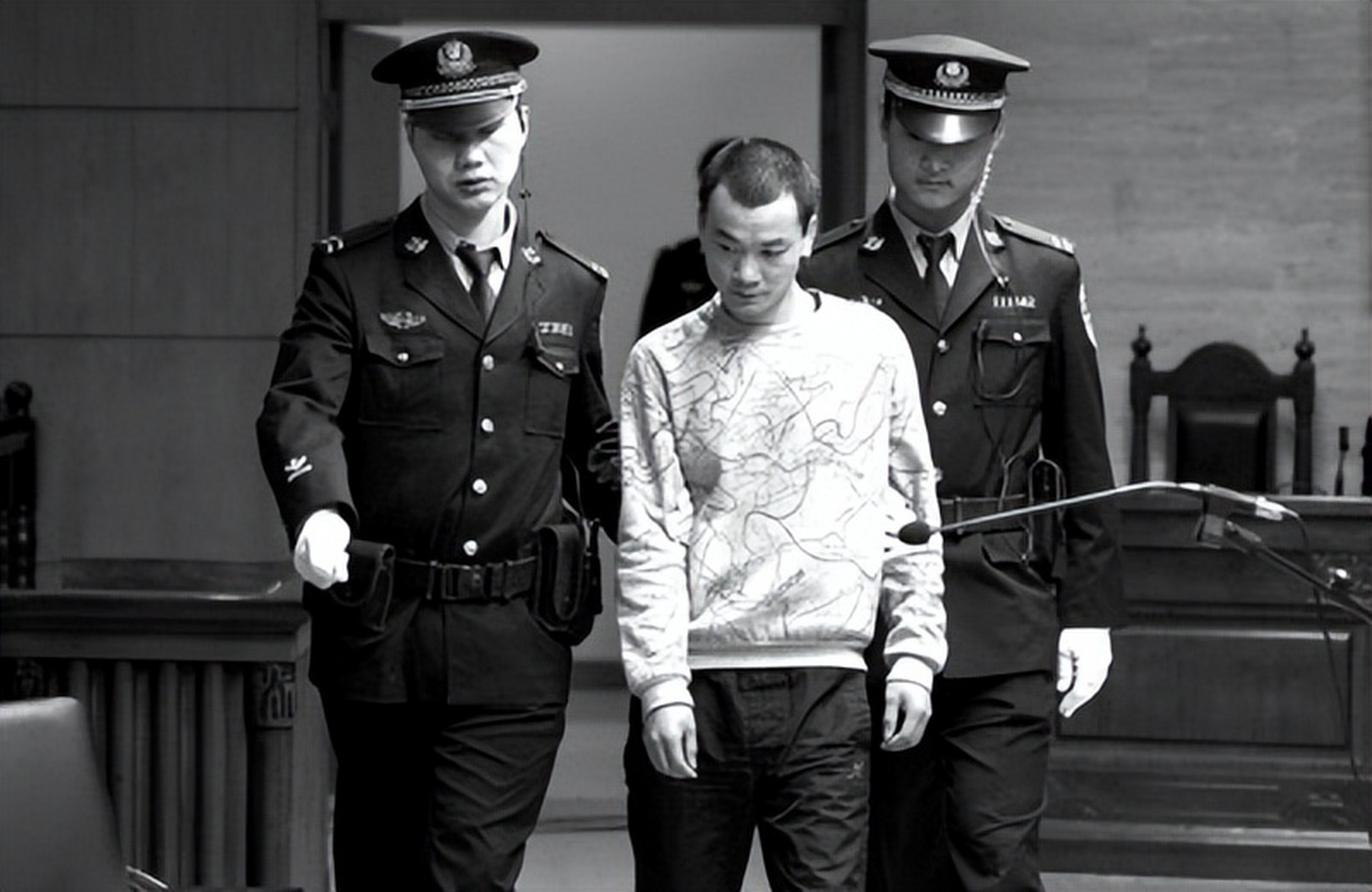 "1993年,内蒙古监狱提审一位已经被关押两年的广东男子,当被问到所犯