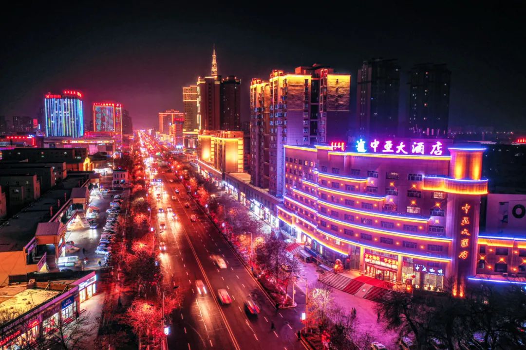 眉眼间写着城市的灵魂小城的多彩之夜有了她的眉眼于是博乐的街灯亮了