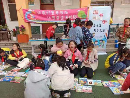 泰安粮食市小学怎么样?举行“淘书乐”活动(图1)