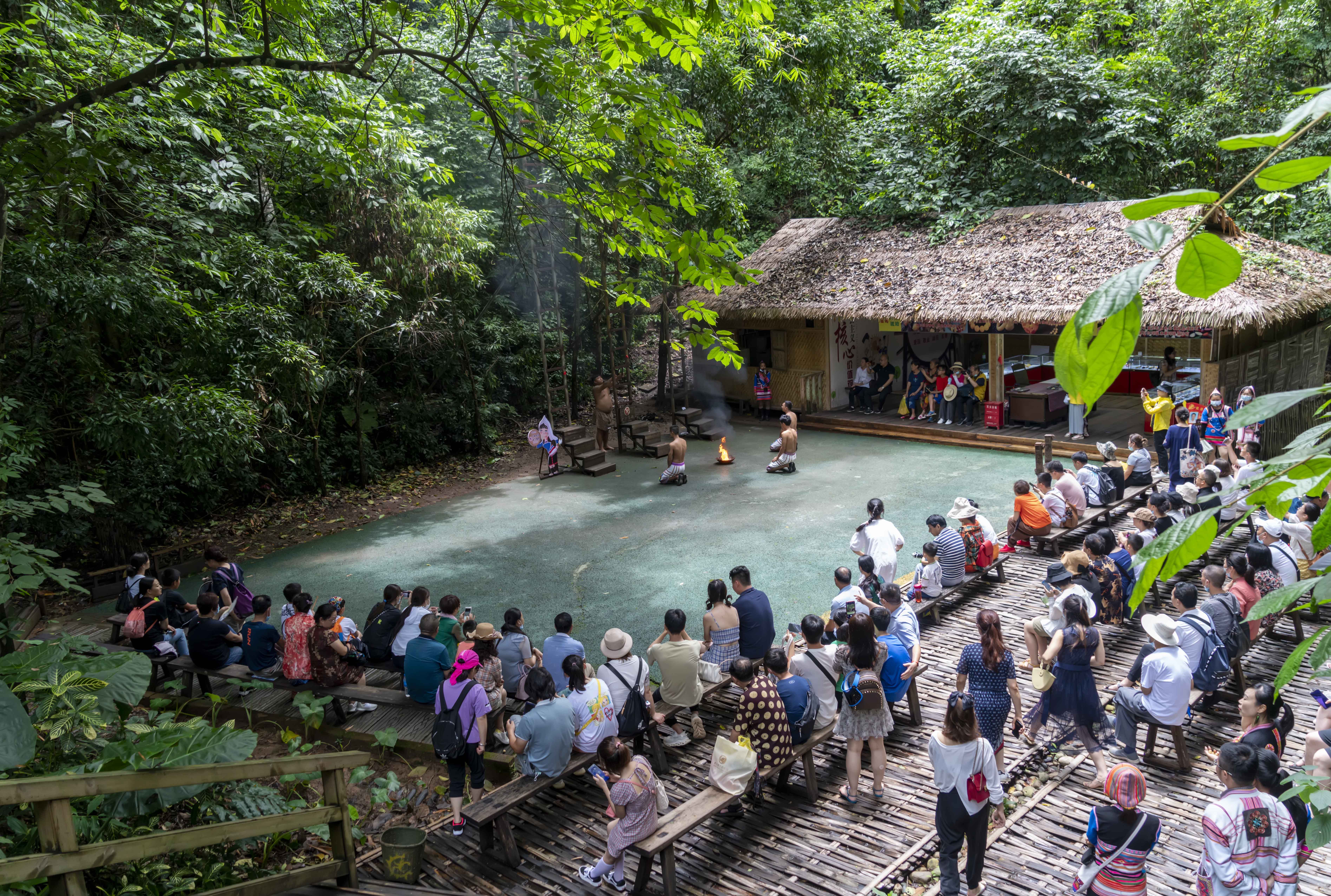 云南西双版纳:基诺山寨迎客来(2)