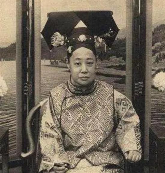 光绪瑾妃的真迹,字体让现代人汗颜,书法家看了也惭愧