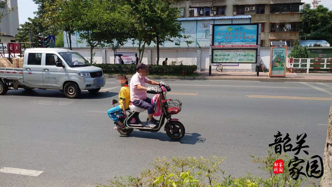 骑小电瓶,摩托车接送孩子的家长们,这个现象请引起重视!