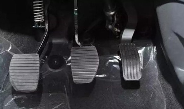 刹车是制动踏板吗