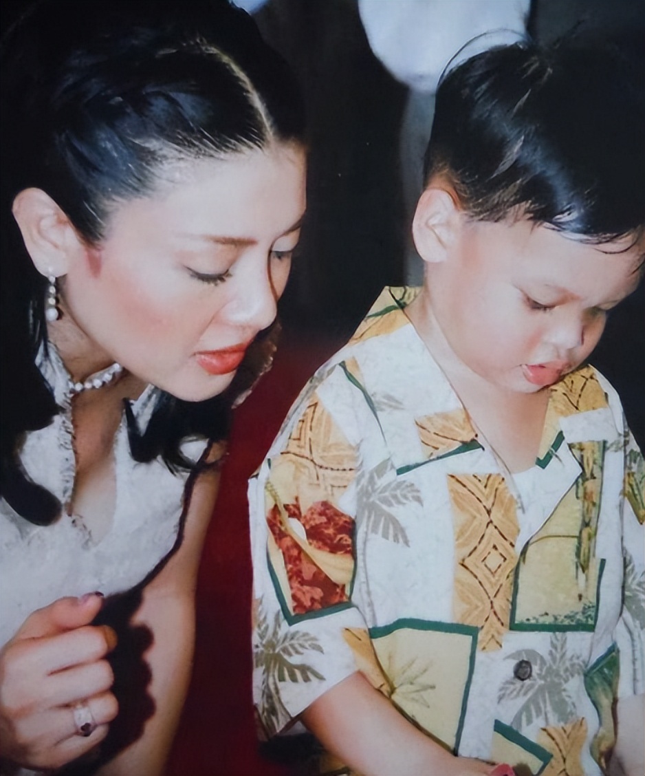 2014年,泰国王妃被爆脱光衣服,趴在地上给狗喂食,后被迫出家