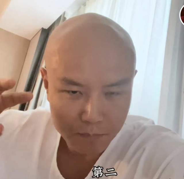 主持人乐嘉近况曝光,身穿白色t恤剃着光头,曾在节目现场耍酒疯