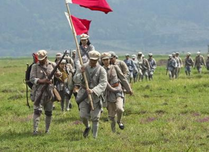 13岁小红军过草地时,因肚子疼去方便,回来发现茫茫草地空无一人