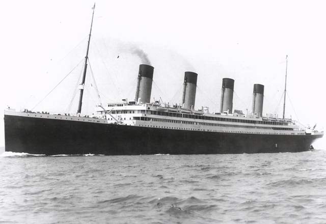 她在奥林匹克上每天工作17个小时 1911年,英国皇家海军霍克号与奥林