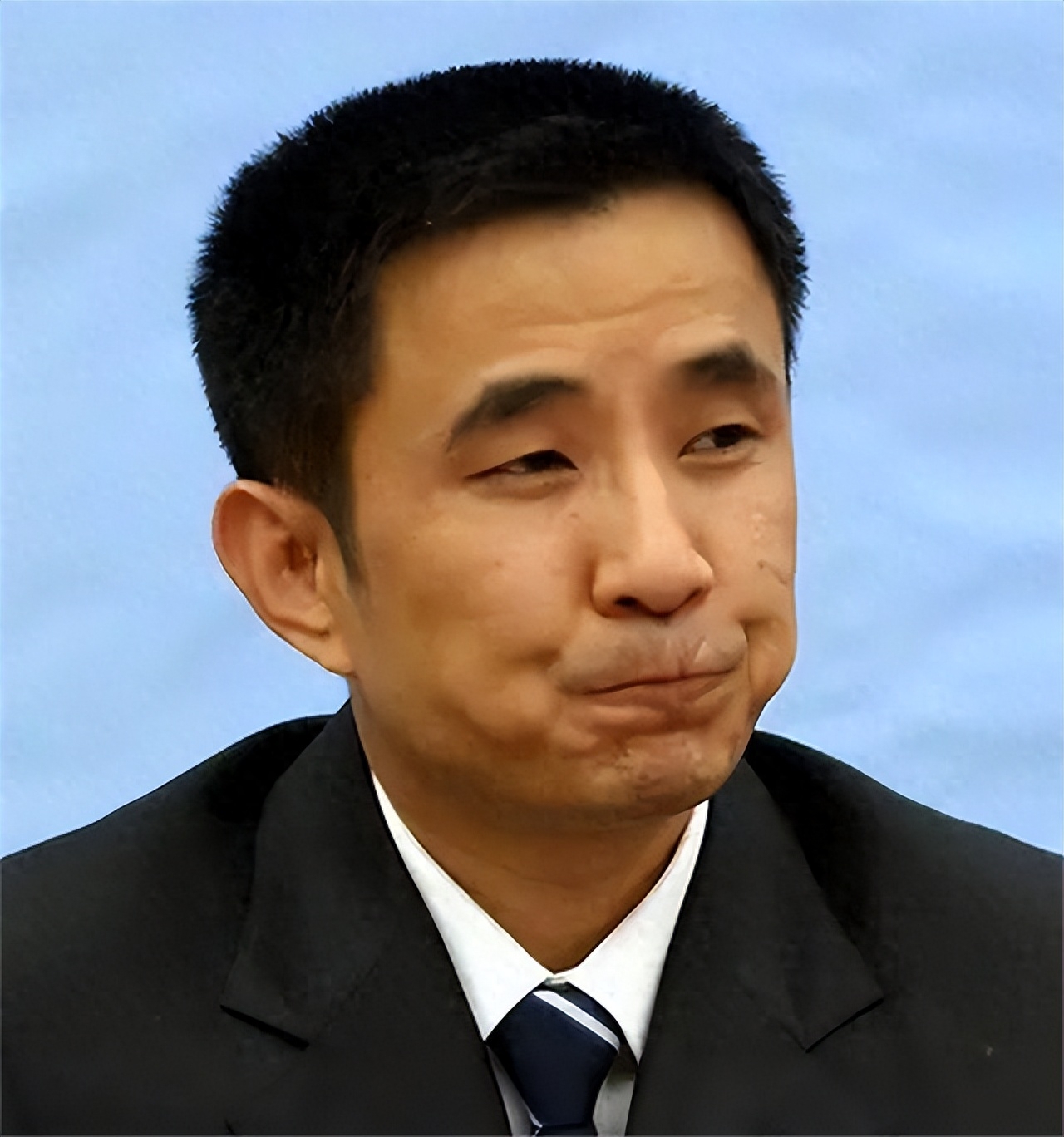 王永红:公司破产欠800亿,套61亿携女明星出逃,亲爹去世都不回