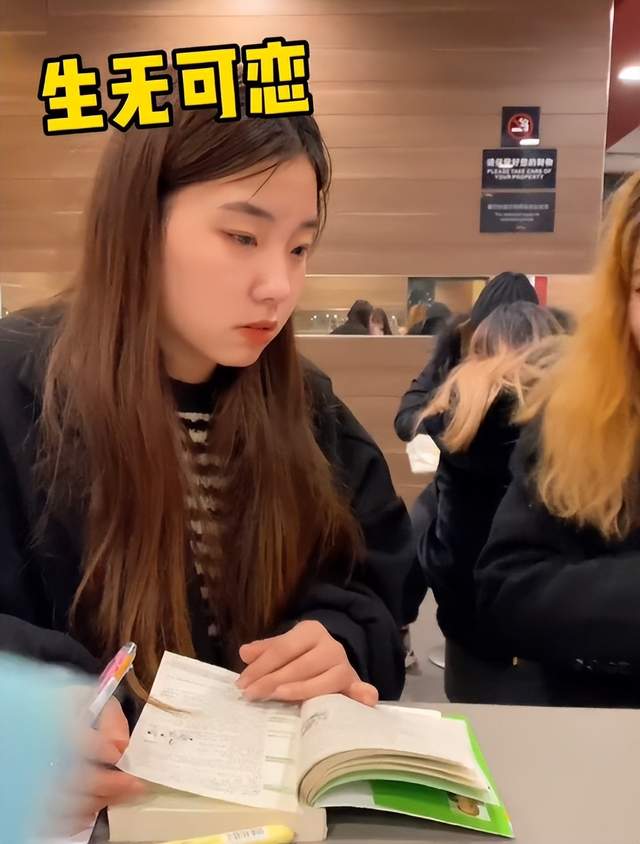 网红七颗猩猩,23岁全款给爸爸买保时捷,上大学拍短视频月入70万