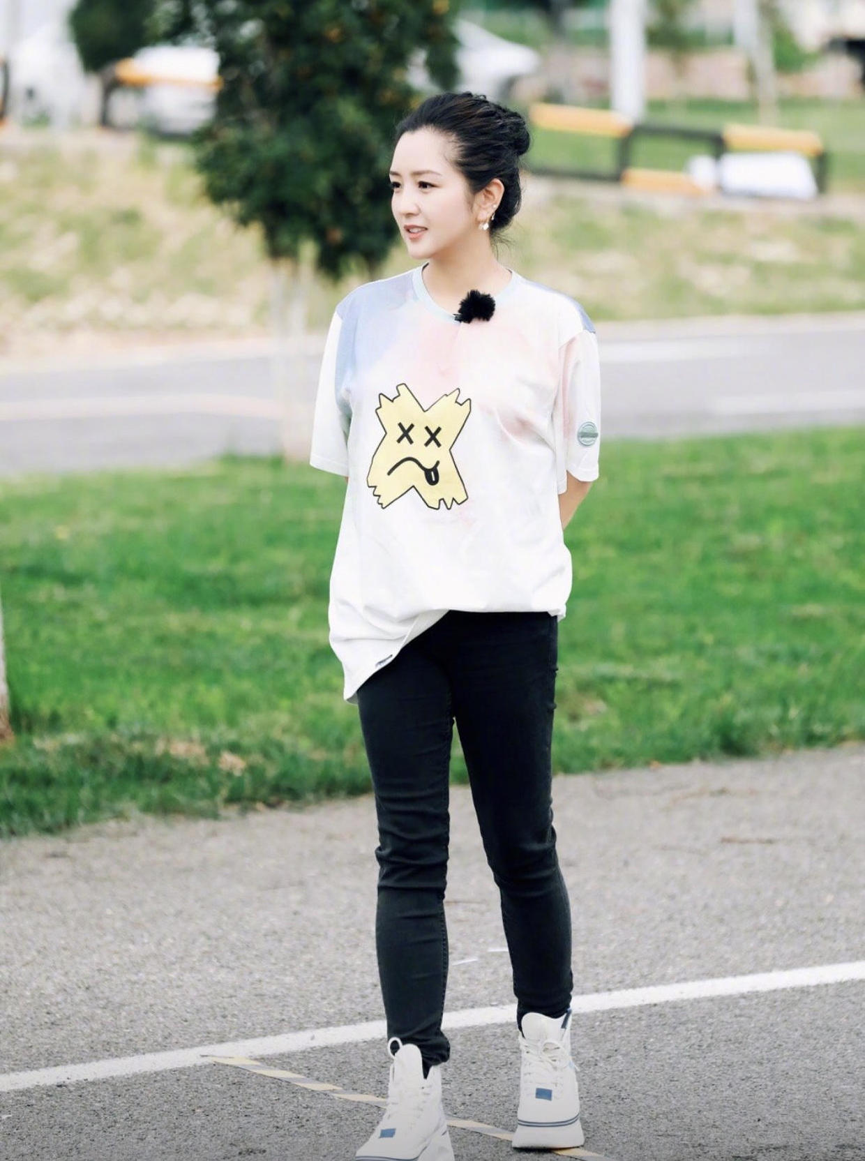上半身微胖的"何洁"又穿错了?坎肩牛仔衣配宽松t恤,显得更胖