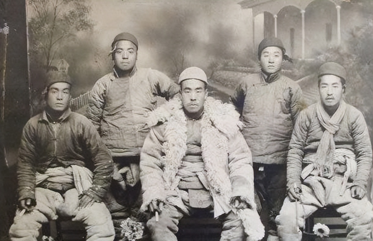 民国悍匪乔日成,活埋亲生父亲,恶战日军,因霸占部下老婆被打死