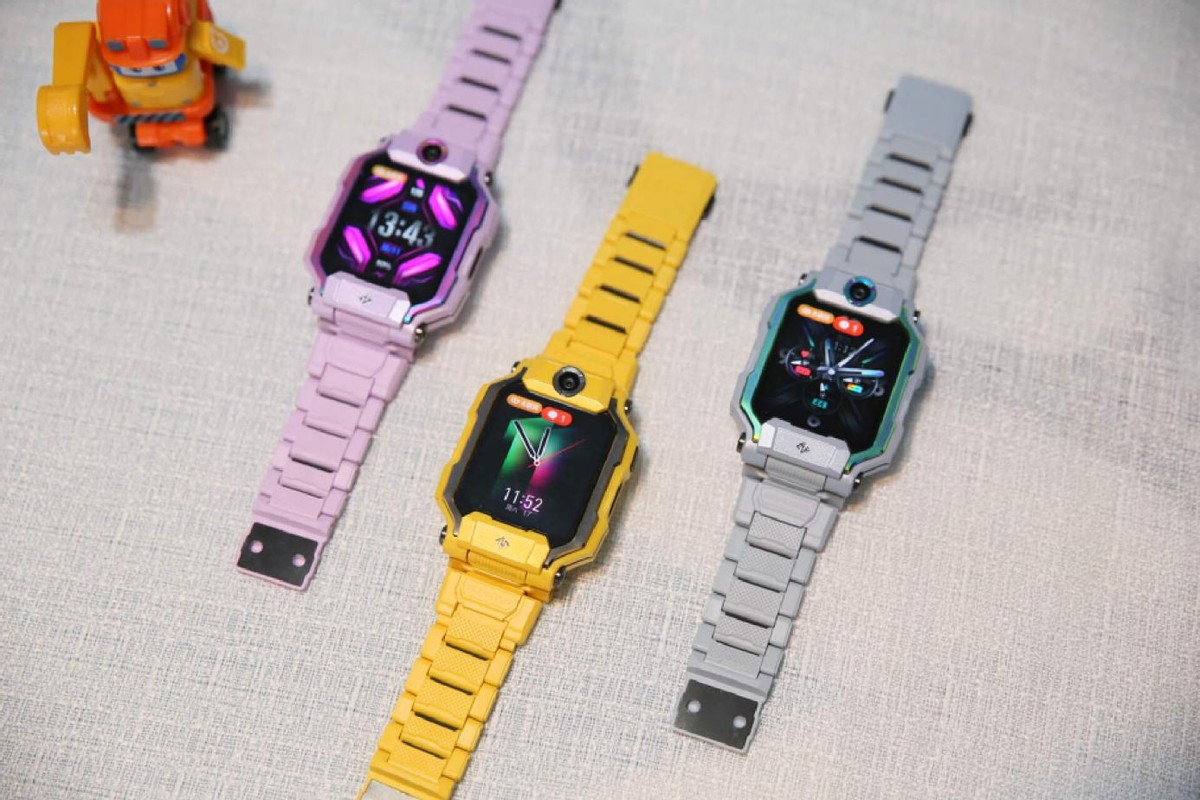 儿童电话手表不知怎么选?小天才z9定位安全健康一步到位!