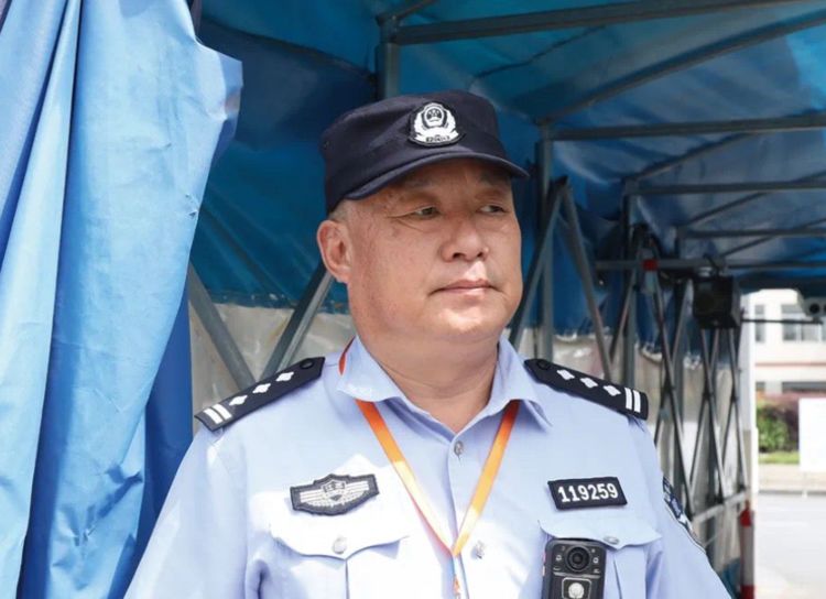 6月8日,江苏镇江句容市一高考考点外,句容派出所民警颜金祥正在巡逻.