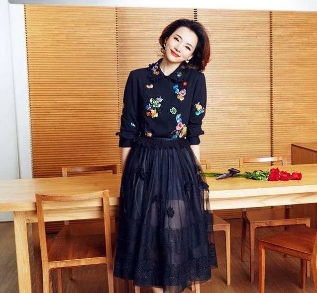 董卿素颜照曝光!头发凌乱穿花裙,依旧难掩气质