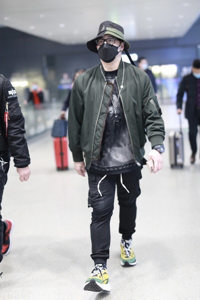 上海,潘玮柏现身机场