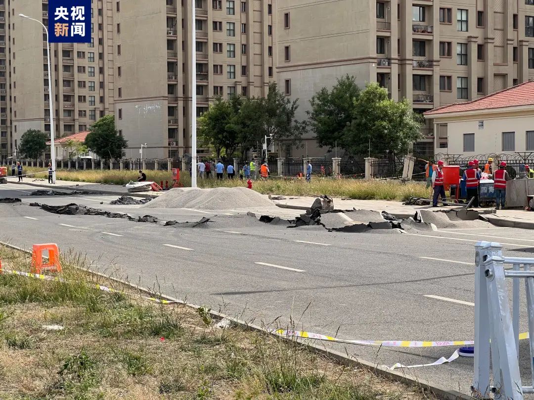 后续各节模板不应支撑于地面_地面塌陷与地面沉降_路面开裂后业主搬家