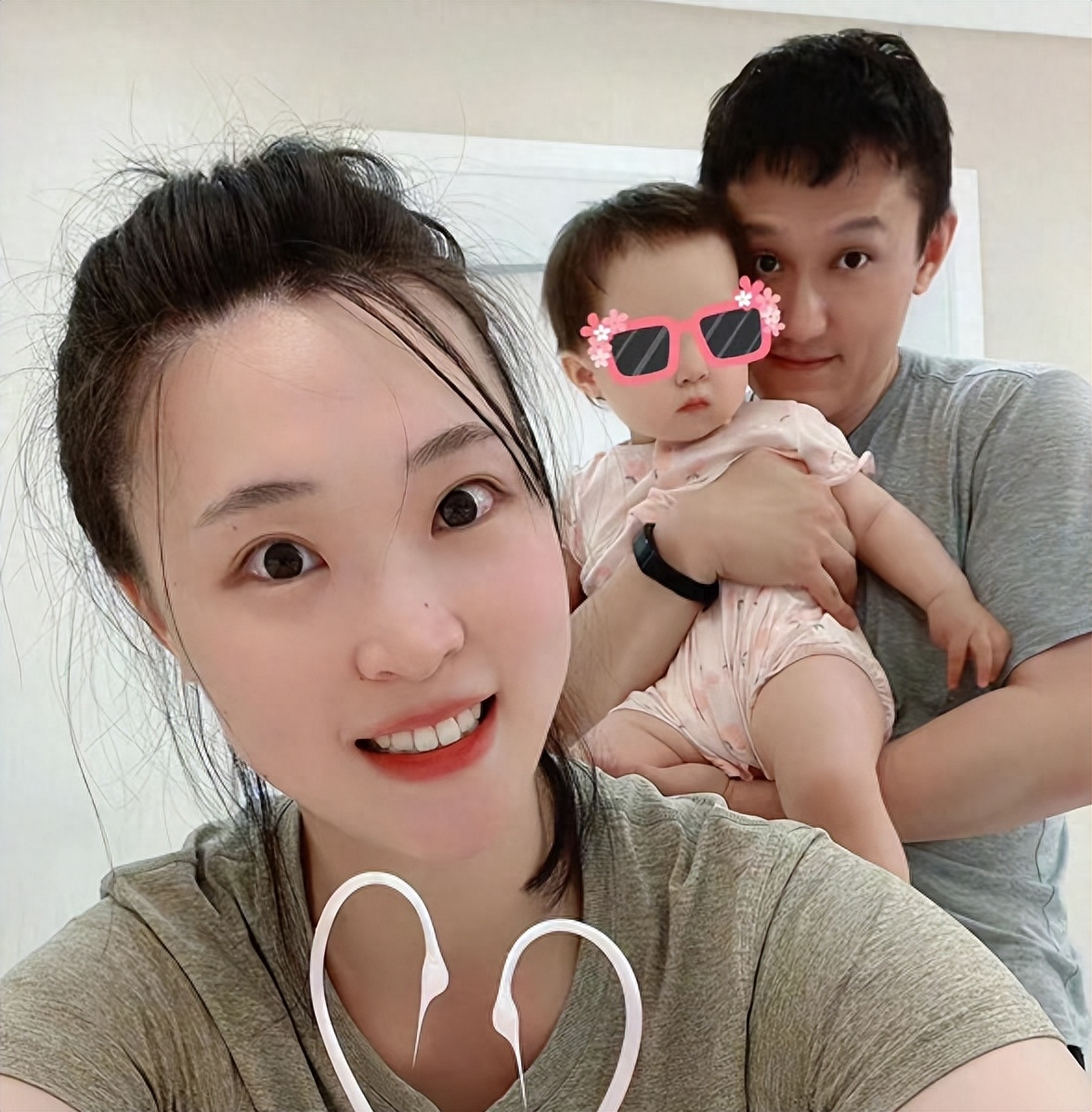 回顧女排最美隊長惠若琪退役後結婚生子北大博士老公還沒她高