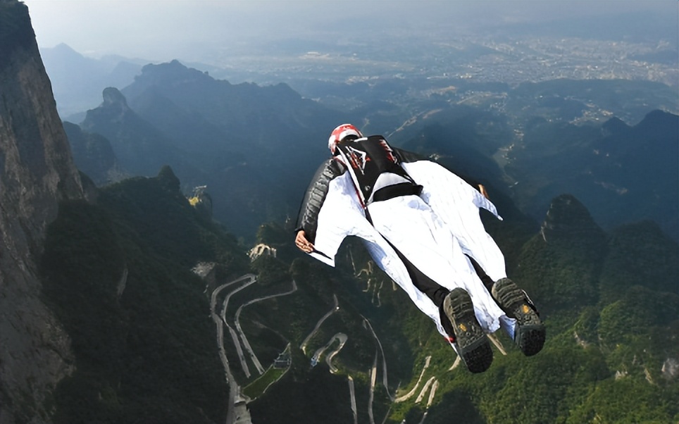 天津24岁女孩刘安,挑战翼装飞行不幸去世,临终的遗言令人泪目