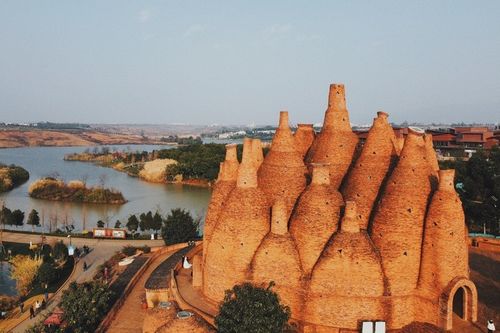 云南最奇葩的建筑,里面建筑全部是酒瓶子,是艺术家们的天堂