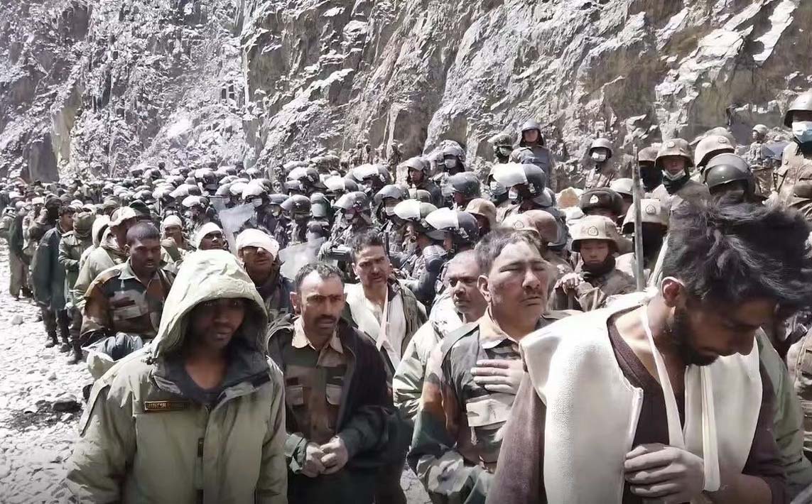 中国官兵寸土不让后,越界印军被俘画面曝光,印媒陷入死寂般沉默